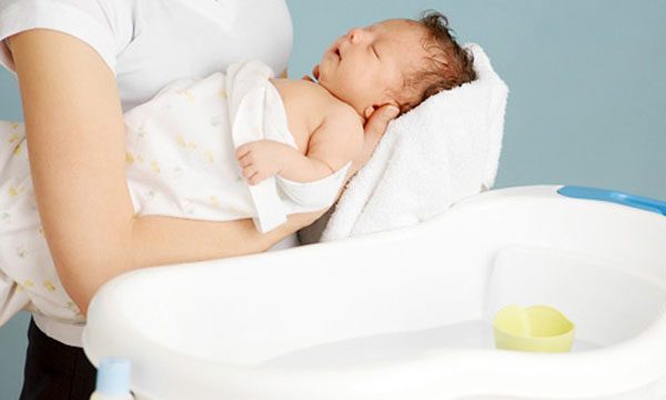 3 Bước tắm cho trẻ sơ sinh và những điều quan trọng cần chu ý